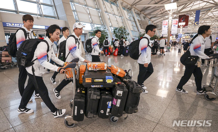 [인천공항=뉴시스] 정병혁 기자 = 20일 인천국제공항 1터미널에서 2022 항저우 아시안게임에 출전하는 선수단이 출국 준비를 하고 있다. 2023.09.20. jhope@newsis.com