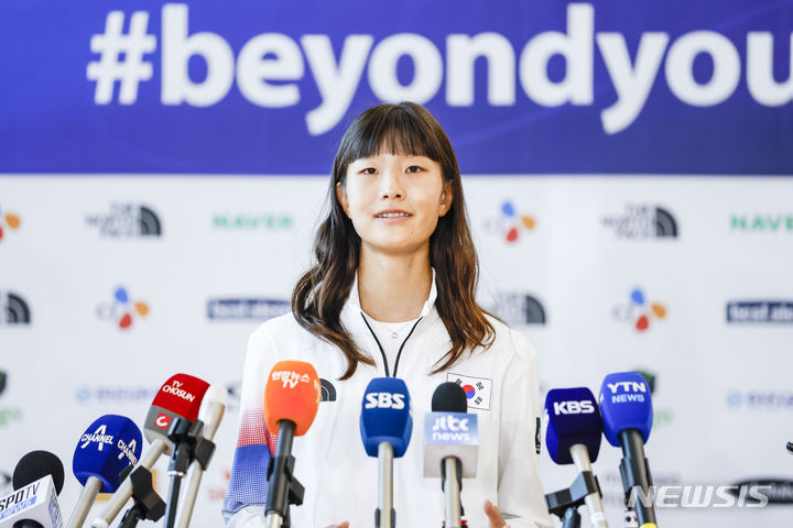 [인천공항=뉴시스] 정병혁 기자 = 20일 인천국제공항 1터미널에서 2022 항저우 아시안게임 스케이트보드에 출전하는 조현주가 취재진의 질문에 답하고 있다. 2023.09.20. jhope@newsis.com