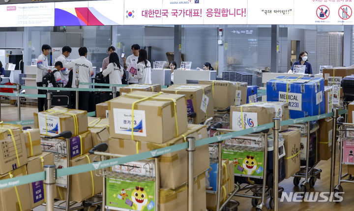 [인천공항=뉴시스] 정병혁 기자 = 20일 인천국제공항 1터미널에서 2022 항저우 아시안게임에 출전하는 선수들이 출국수속을 밟고 있다. 2023.09.20. jhope@newsis.com