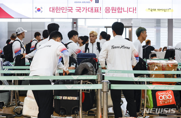 [인천공항=뉴시스] 정병혁 기자 = 20일 인천국제공항 1터미널에서 2022 항저우 아시안게임에 출전하는 선수단이 출국수속을 밟고 있다. 2023.09.20. jhope@newsis.com