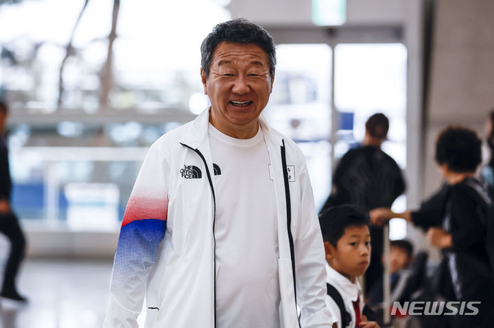 [인천공항=뉴시스] 정병혁 기자 = 최윤 2022 항저우 아시안게임 국가대표 선수단장이 20일 인천국제공항 1터미널에서 출국을 위해 이동하고 있다. 2023.09.20. jhope@newsis.com