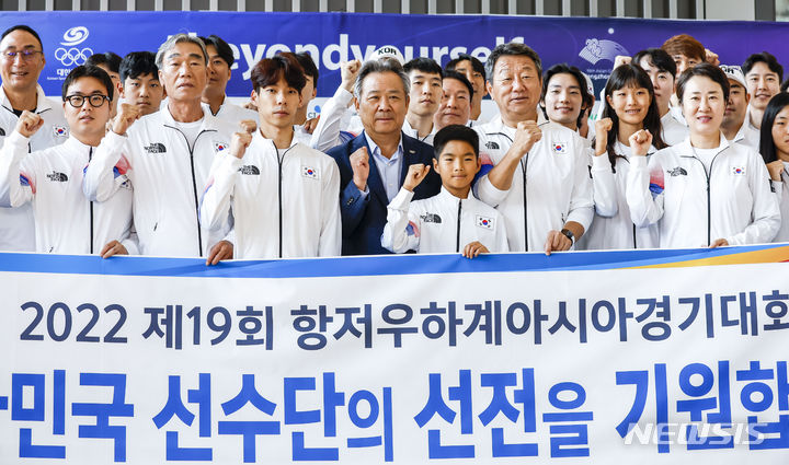 [인천공항=뉴시스] 정병혁 기자 = 20일 인천국제공항 1터미널에서 2022 항저우 아시안게임에 출전하는 최윤 선수단장을 비롯한 선수들이 출국에 앞서 기념촬영을 하고 있다. 2023.09.20. jhope@newsis.com