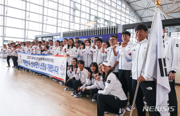 [인천공항=뉴시스] 정병혁 기자 = 20일 인천국제공항 1터미널에서 2022 항저우 아시안게임에 출전하는 최윤 선수단장을 비롯한 선수들이 출국에 앞서 기념촬영을 하고 있다. 2023.09.20. jhope@newsis.com