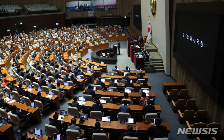 [서울=뉴시스] 추상철 기자 = 20일 오전 서울 여의도 국회 본회의장에서 열린 제410회국회(정기회) 제7차 본회의에서 한덕수 국무총리 해임건의안과 이재명 더불어민주당 대표의 체포동의안이 보고되고 있다. 2023.09.20. scchoo@newsis.com