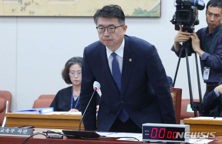 [서울=뉴시스] 추상철 기자 = 장상윤 교육부 차관이 지난 20일 오전 서울 여의도 국회에서 열린 교육위원회 전체회의에서 이석하고 있다. 2023.09.21. scchoo@newsis.com