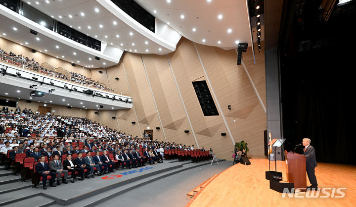 [나주=뉴시스] 김혜인 기자 = 20일 오전 전남 나주시 빛가람동 한전전력공사 1층 한빛홀에서 김동철 제22대 한국전력 사장 취임식이 열리고 있다. 2023.09.20. hyein0342@newsis.com