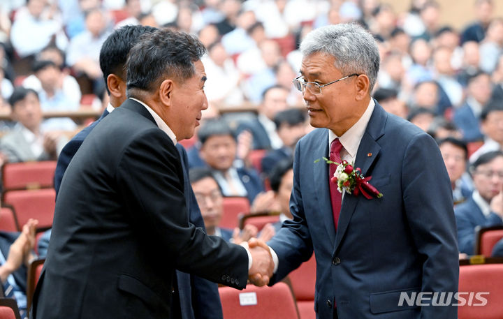 [나주=뉴시스] 김혜인 기자 = 김동철 제22대 한국전력 사장이 20일 오전 전남 나주시 빛가람동 한전전력공사 1층 한빛홀에서 열린 취임식에서 간부와 악수하고 있다. 2023.09.20. hyein0342@newsis.com