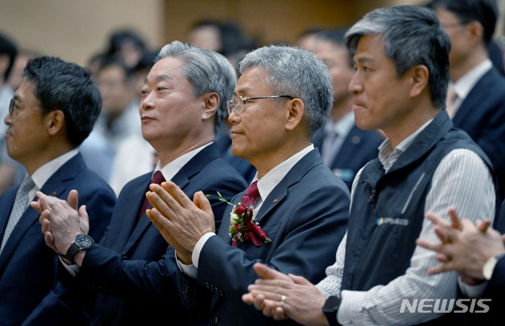 [나주=뉴시스] 김혜인 기자 = 김동철 제22대 한국전력 사장(오른쪽에서 두번째)이 20일 오전 전남 나주시 빛가람동 한전전력공사 1층 한빛홀에서 열린 취임식에서 박수를 치고 있다. 2023.09.20. hyein0342@newsis.com