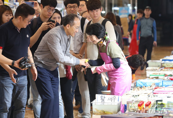 [서울=뉴시스] 황준선 기자 = 추경호 부총리 겸 기획재정부 장관이 20일 서울 동작구 노량진수산시장을 방문해 상인과 인사를 나누고 있다. 2023.09.20. hwang@newsis.com