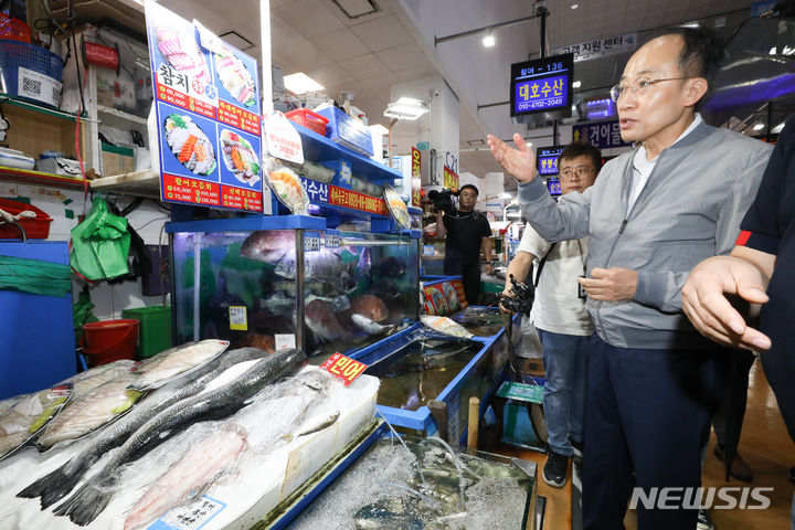 [서울=뉴시스] 황준선 기자 = 추경호 부총리 겸 기획재정부 장관이 20일 서울 동작구 노량진수산시장을 방문해 상점을 둘러보고 있다. 2023.09.20. hwang@newsis.com