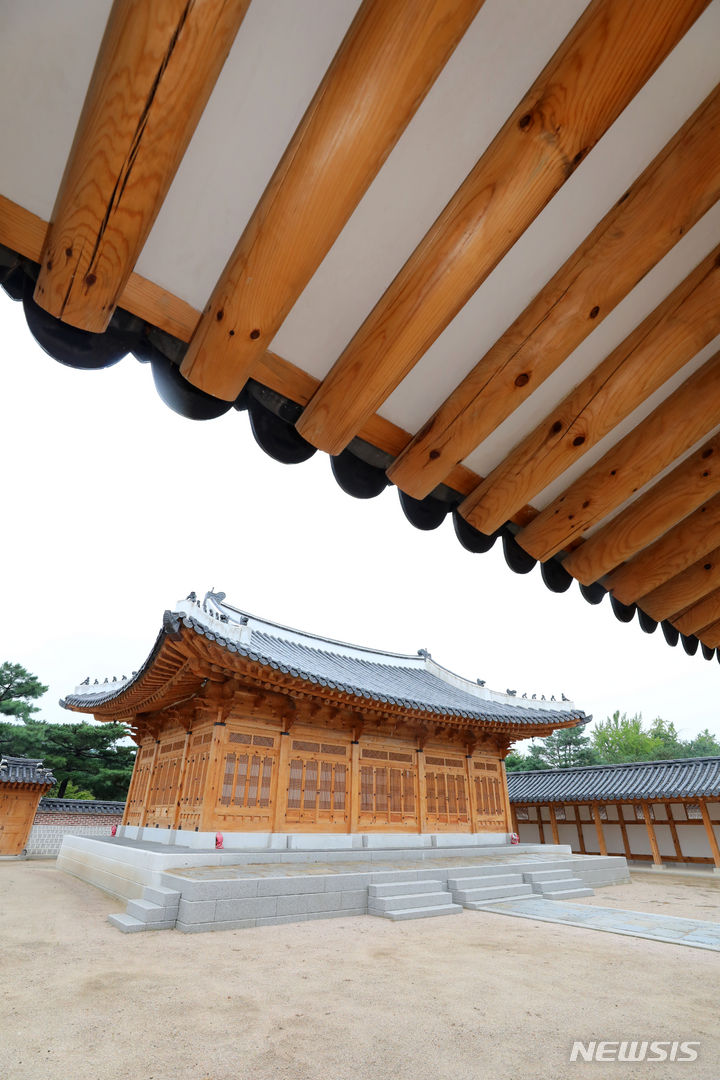 [서울=뉴시스] 배훈식 기자 = 20일 오전 일반에 공개된 서울 경복궁 계조당 모습. 조선 왕세자가 신하들과 조회하던 경복궁 계조당은 동궁의 정당(正堂)으로 지난 1910년 일제강점기 때 훼철됐다. 2023.09.20. dahora83@newsis.com