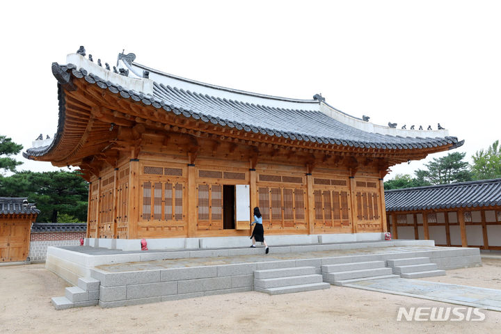 [서울=뉴시스] 배훈식 기자 = 20일 오전 일반에 공개된 서울 경복궁 계조당 모습. 조선 왕세자가 신하들과 조회하던 경복궁 계조당은 동궁의 정당(正堂)으로 지난 1910년 일제강점기 때 훼철됐다. 2023.09.20. dahora83@newsis.com