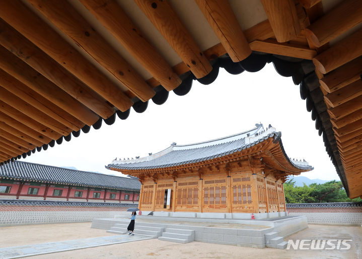 [서울=뉴시스] 배훈식 기자 = 20일 오전 일반에 공개된 서울 경복궁 계조당 모습. 조선 왕세자가 신하들과 조회하던 경복궁 계조당은 동궁의 정당(正堂)으로 지난 1910년 일제강점기 때 훼철됐다. 2023.09.20. dahora83@newsis.com