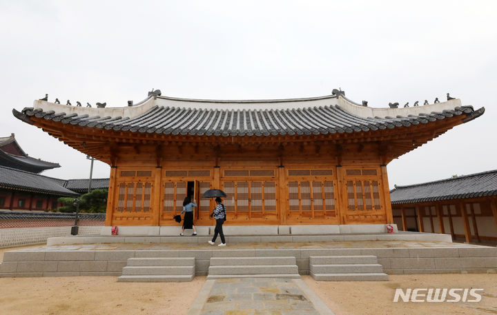 [서울=뉴시스] 배훈식 기자 = 20일 오전 일반에 공개된 서울 경복궁 계조당 모습. 조선 왕세자가 신하들과 조회하던 경복궁 계조당은 동궁의 정당(正堂)으로 지난 1910년 일제강점기 때 훼철됐다. 2023.09.20. dahora83@newsis.com