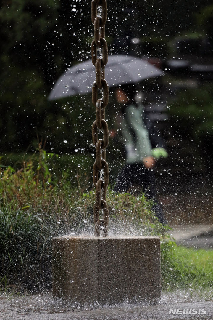[서울=뉴시스] 박진희 기자 = 전국 곳곳에 가을비가 내리고 있는 지난 13일 서울 중구 국립극장 인근 남산 순환로를 한 시민이 우산을 쓰고 이동하고 있다. 2023.09.20. pak7130@newsis.com