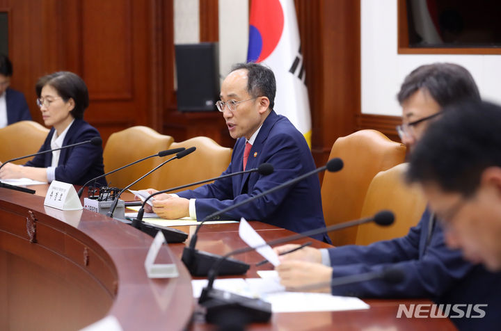 [서울=뉴시스] 배훈식 기자 = 추경호 경제부총리 겸 기획재정부 장관이 20일 오후 서울 종로구 정부서울청사에서 열린 제18차 배출권할당위원회 회의에 참석해 발언하고 있다. 2023.09.20. dahora83@newsis.com