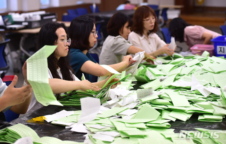 [대구=뉴시스] 이무열 기자 = 20일 대구시선거관리위원회 대회의실에서 관계자들이 제22대 국회의원선거 대비 개표 실습을 하고 있다. 2023.09.20.  lmy@newsis.com