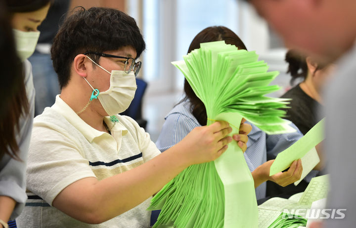 [대구=뉴시스] 이무열 기자 = 20일 대구시선거관리위원회 대회의실에서 관계자들이 제22대 국회의원선거 대비 개표 실습을 하고 있다. 2023.09.20.  lmy@newsis.com