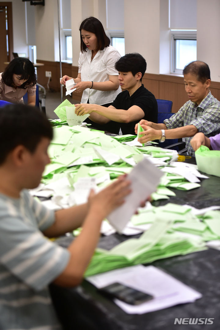 [대구=뉴시스] 이무열 기자 = 20일 대구시선거관리위원회 대회의실에서 관계자들이 제22대 국회의원선거 대비 개표 실습을 하고 있다. 2023.09.20.  lmy@newsis.com