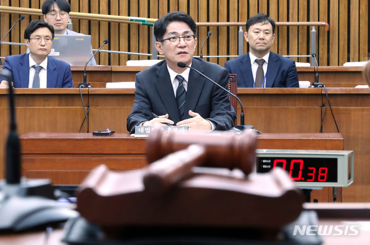 [서울=뉴시스] 이영환 기자 = 이균용 대법원장 후보자가 지난달 20일 오후 서울 여의도 국회에서 열린 인사청문회에서 의원들의 질의에 답하고 있다. 2023.09.20. 20hwan@newsis.com