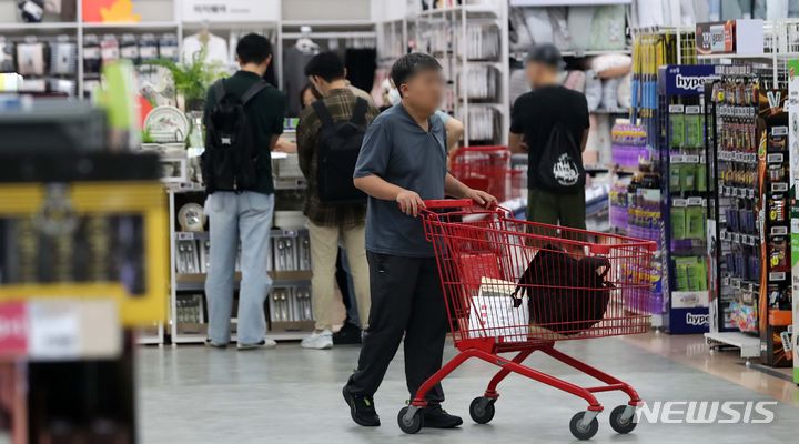 [서울=뉴시스] 김선웅 기자 = 지난 20일 서울 소재 대형마트에서 고객들이 제품을 구매하고 있다. 2023.09.26. mangusta@newsis.com