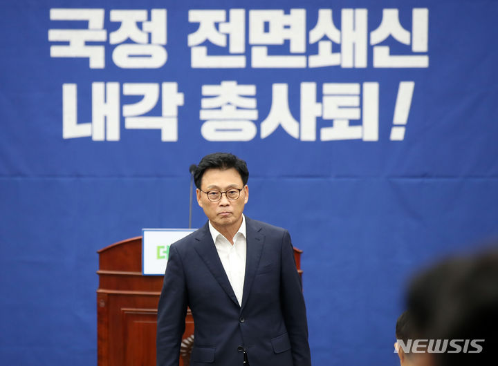 [서울=뉴시스] 고범준 기자 = 박광온 더불어민주당 원내대표가 지난 20일 오후 서울 여의도 국회에서 열린 비공개 의원총회에 참석하고 있다. 2023.09.21. bjko@newsis.com