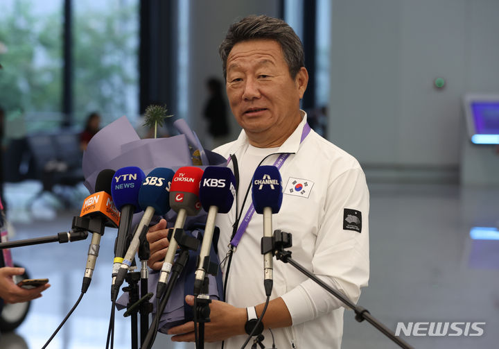 [항저우(중국)=뉴시스] 고승민 기자 = 2022 항저우 아시안게임 대한민국 최윤 선수단장이 20일 중국 샤오산 국제공항을 통해 입국, 인터뷰하고 있다. 2023.09.20. kkssmm99@newsis.com