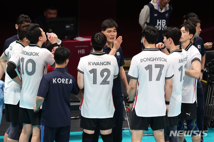 [항저우(중국)=뉴시스] 고승민 기자 = 20일 중국 항저우 린핑 스타디움에서 열린 2022 항저우 아시안게임 남자 배구 조별리그 C조 1차전 대한민국 대 인도 경기, 한국 임도헌 감독이 작전지시를 하고 있다. 2023.09.20. kkssmm99@newsis.com