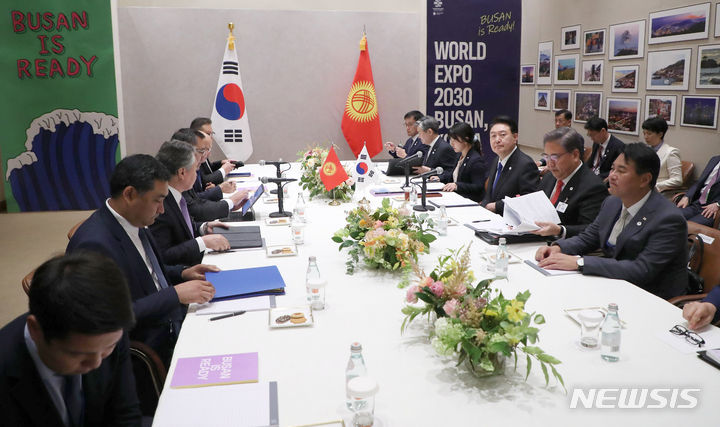 [뉴욕=뉴시스] 홍효식 기자 = 유엔총회 참석차 미국을 방문 중인 윤석열 대통령이 20일(현지시간) 뉴욕에서 한-키르기스스탄 정상회담을 하고 있다. 2023.09.20. yesphoto@newsis.com