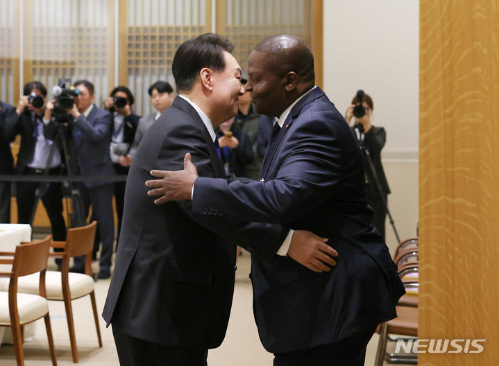 [뉴욕=뉴시스] 홍효식 기자 = 유엔총회 참석차 미국을 방문 중인 윤석열 대통령이 20일(현지시간) 뉴욕에서 열린 한-중앙아프리카공화국 정상회담에서 포스탱 아르샹제 투아데라 대통령과 인사하고 있다. (공동취재) 2023.09.20. yesphoto@newsis.com