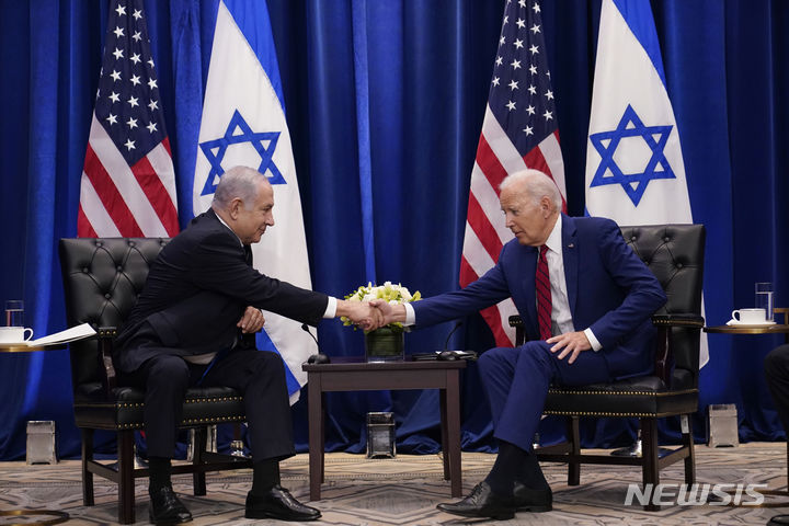 [뉴욕=AP/뉴시스] 미국이 이르면 오는 28일(현지시간) 이스라엘 국민에 대한 비자 면제 조치를 발표할 예정이다. 사진은 조 바이든(오른쪽) 미국 대통령이 20일 제78차 유엔총회가 열리는 뉴욕에서 베냐민 네타냐후 이스라엘 총리와 회담하며 악수하는 모습. 2023.09.25 