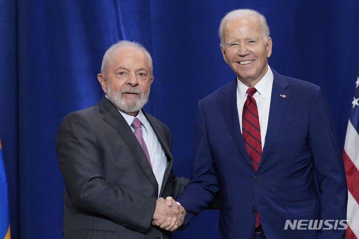 [뉴욕=AP/뉴시스] 조 바이든(오른쪽) 미국 대통령과 루이스 이나시우 룰라 다시우바 브라질 대통령이 지난 해 9월 20일 유엔총회가 열리고 있는 뉴욕에서 만나 회담 전 악수하고 있다. 2024. 07.31.
