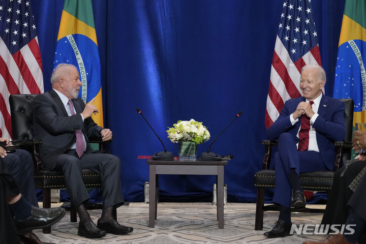 [뉴욕=AP/뉴시스] 조 바이든 미국 대통령과 루이스 이나시우 룰라 다시우바 브라질 대통령은 20일(현지시간) 유엔 총회 중인 뉴욕에서 노동자 권리에 초점을 맞춘 파트너십을 체결했다. 사진은 바이든(오른쪽) 대통령과 룰라 대통령이 이날 뉴욕에서 회담하는 모습. 2023.09.21.