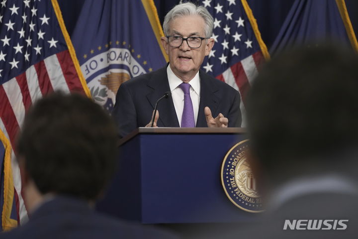 [워싱턴=AP/뉴시스] 제롬 파월 미국 연방준비제도(Fed·연준) 의장이 20일(현지시간) 연방공개시장위원회(FOMC) 회의를 마친 뒤 기자회견 하고 있다. 2023.09.21.
