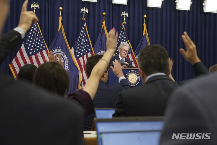 [워싱턴=AP/뉴시스] 제롬 파월 미국 연방준비제도(Fed·연준) 의장이 20일(현지시간) 연방공개시장위원회(FOMC) 회의를 마친 뒤 기자회견 하고 있다. 2023.09.21.