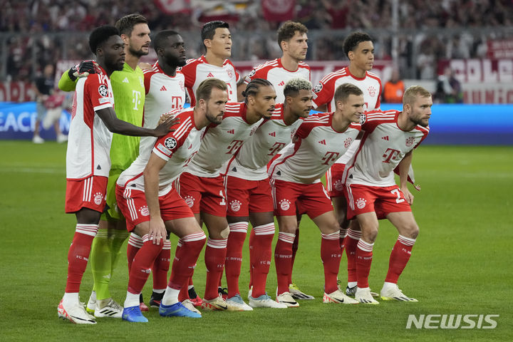 [뮌헨=AP/뉴시스] 바이에른 뮌헨의 김민재(가운데)가 20일(현지시각) 독일 뮌헨의 알리안츠 아레나에서 열린 2023~24시즌 유럽축구연맹(UEFA) 챔피언스리그(UCL) 조별리그 A조 1차전 맨체스터 유나이티드와의 경기에 앞서 동료들과 기념 촬영을 하고 있다. 김민재는 풀타임 활약했고 뮌헨은 난타전 끝에 맨유를 4-3으로 물리쳤다. 2023.09.21.