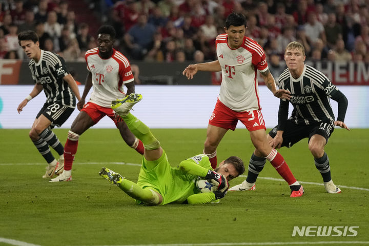 [뮌헨=AP/뉴시스] 바이에른 뮌헨의 김민재(가운데)가 20일(현지시각) 독일 뮌헨의 알리안츠 아레나에서 열린 2023~24시즌 유럽축구연맹(UEFA) 챔피언스리그(UCL) 조별리그 A조 1차전 맨체스터 유나이티드와 경기 중 수비하고 있다. 김민재는 풀타임 활약했고 뮌헨은 난타전 끝에 맨유를 4-3으로 물리쳤다. 2023.09.21.