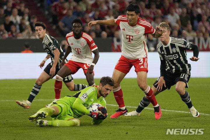 [뮌헨=AP/뉴시스] 바이에른 뮌헨의 김민재(가운데)가 20일(현지시각) 독일 뮌헨의 알리안츠 아레나에서 열린 2023~24시즌 유럽축구연맹(UEFA) 챔피언스리그(UCL) 조별리그 A조 1차전 맨체스터 유나이티드와 경기하고 있다. 김민재는 풀타임 활약했고 뮌헨은 난타전 끝에 맨유를 4-3으로 물리쳤다. 2023.09.21.