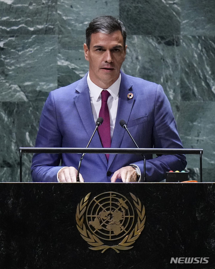 [뉴욕=AP/뉴시스] 2023년 자료 사진으로, 미 뉴욕 유엔본부에서 열린 유엔총회에서 연설하고 있는 페드로 산체스 스페인 총리. 그는 미국의 이란 공격은 "국제법 위반"이라고 직접적으로 비난해 유럽 내 주요 비판자로 부상했다. 2026.03.04.