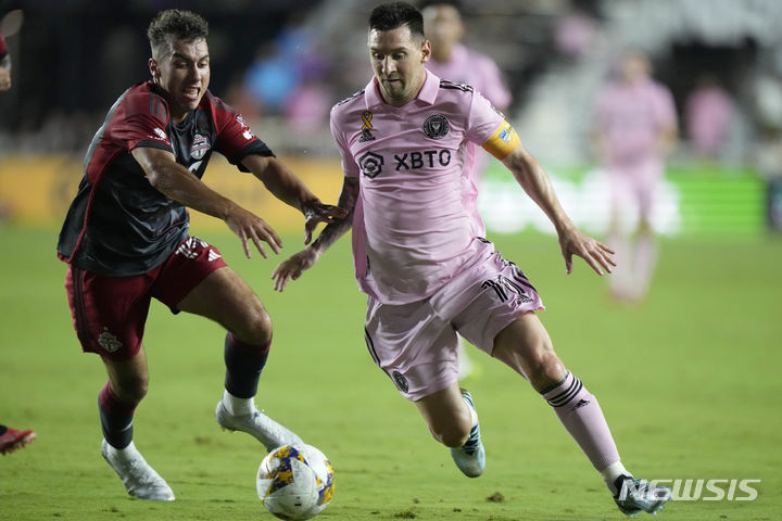 [포트 로더데일=AP/뉴시스] 인터 마이애미의 리오넬 메시(오른쪽)가 20일(현지시각) 미 플로리다주 포트 로더데일의 DRV PNK 스타디움에서 열린 2023 메이저리그사커(MLS) 토론토FC와의 경기에 선발 출전해 공을 다투고 있다. 메시는 전반 37분 다리 통증으로 교체됐고 마이애미는 4-0으로 승리했다. 2023.09.21.