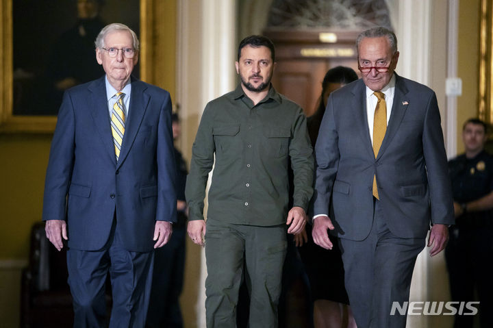 [워싱턴=AP/뉴시스]볼로디미르 젤렌스키 우크라이나 대통령이 21일(현지시간) 미국 워싱턴 국회의사당을 찾아 미치 맥코넬(왼쪽) 공화당 상원 원내대표와 척 슈머 민주당 상원 원내대표와 함께 걸어가고 있다. 2023.09.22