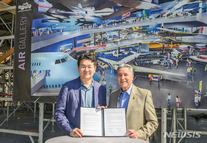 [서울=뉴시스]사무엘 오쉰 에어 앤 스페이스 센터(Samuel Oschin Air and Space Center) 부지에서 조원태 한진그룹 회장(왼쪽)과 제프리 루돌프(Jeffrey Rudolph) 캘리포니아 과학 센터 재단(California Science Center Foundation) 이사장이 기념촬영을 하는 모습.(사진=대한항공 제공)