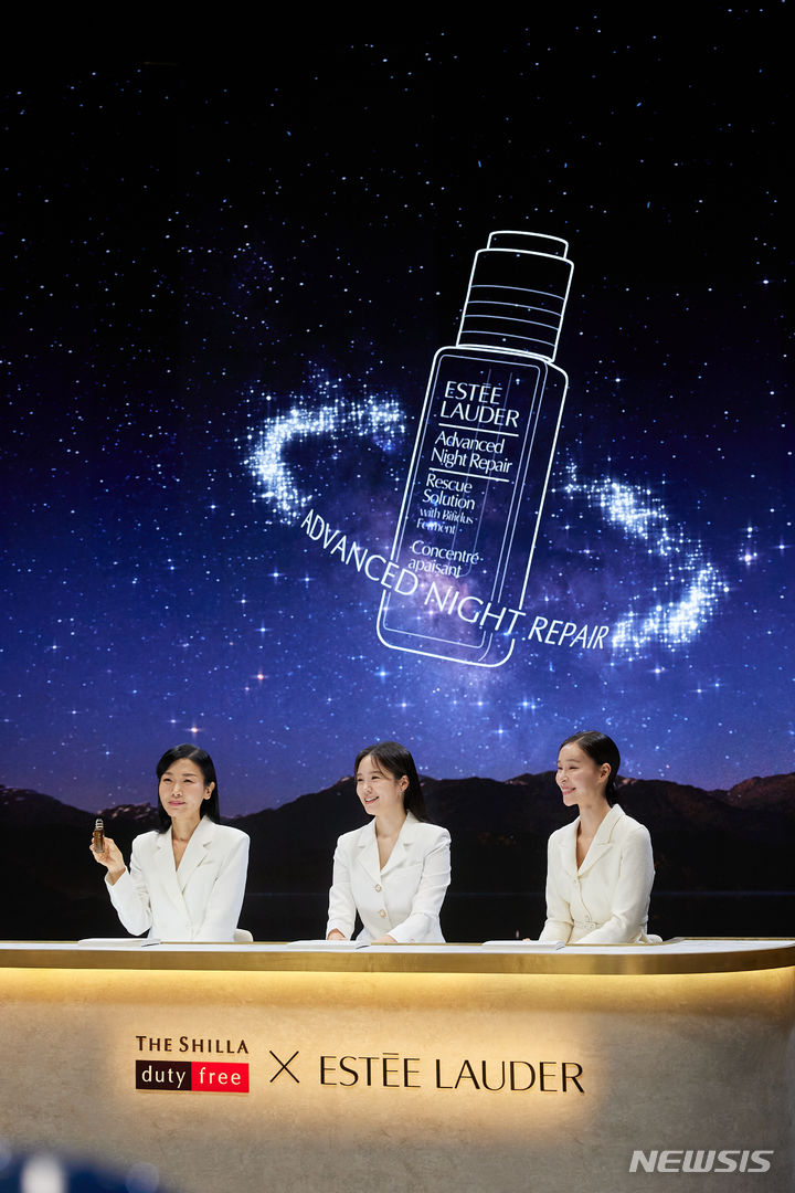 [서울=뉴시스]신라면세점은 면세업계 최초로 에스티 로더의 '어드밴스드 나이트 리 페어 레스큐 솔루션'을 소개하는 첫 버추얼 뷰티클래스를 개최한다고 21일 밝혔다.2023.09.21.(사진=신라면세점 제공)photo@newsis.com