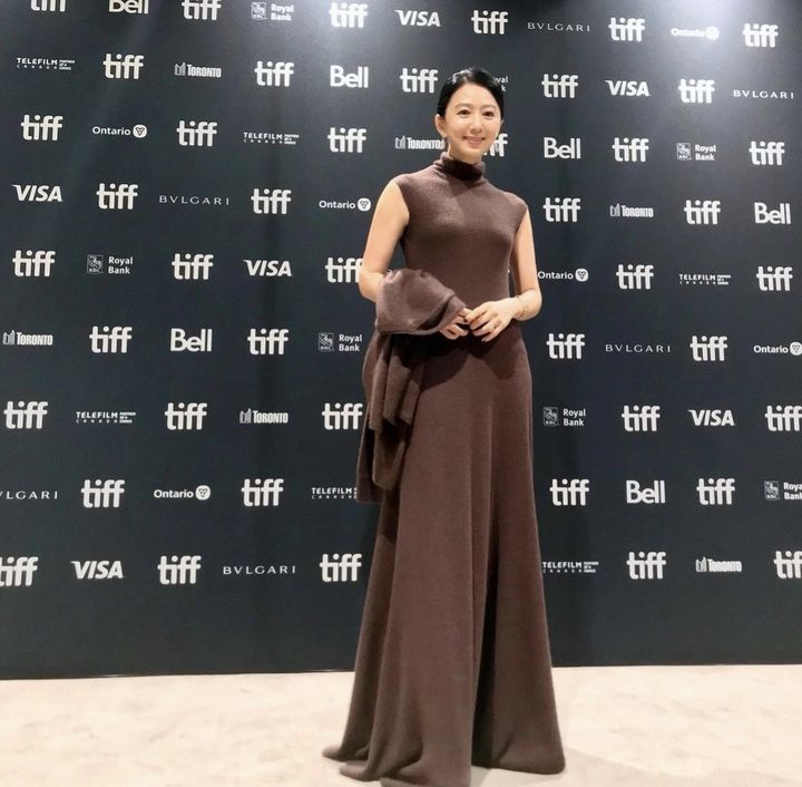 [서울=뉴시스] 배우 김희애가 제48회 토론토국제영화제 레드카펫에서 고혹미를 뽐냈다. (사진=김희애 인스타그램 캡처) 2023.09.21. photo@newsis.com *재판매 및 DB 금지