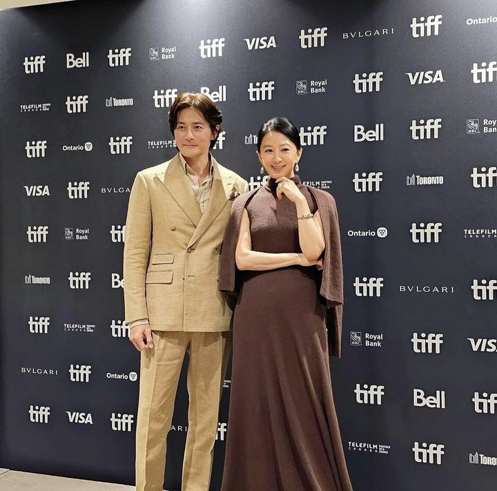 [서울=뉴시스] 배우 장동건(왼쪽), 김희애가 제48회 토론토국제영화제 레드카펫에서 포즈를 취하고 있다. (사진=김희애 인스타그램 캡처) 2023.09.21. photo@newsis.com *재판매 및 DB 금지