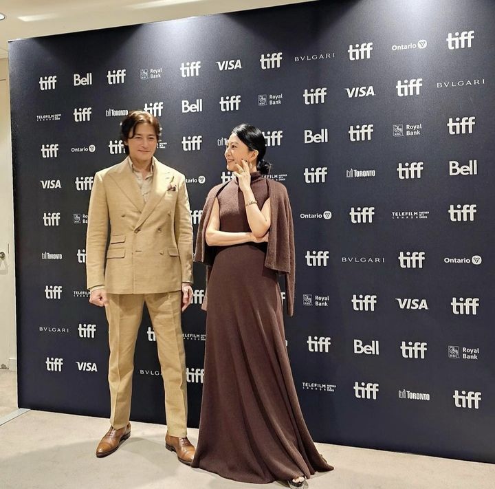 [서울=뉴시스] 배우 장동건(왼쪽), 김희애가 제48회 토론토국제영화제 레드카펫에서 포즈를 취하고 있다. (사진=김희애 인스타그램 캡처) 2023.09.21. photo@newsis.com *재판매 및 DB 금지