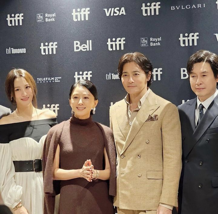 [서울=뉴시스] 배우 수현(왼쪽부터), 김희애, 장동건, 설경구가 제48회 토론토국제영화제 레드카펫에서 포즈를 취하고 있다. (사진=김희애 인스타그램 캡처) 2023.09.21. photo@newsis.com *재판매 및 DB 금지