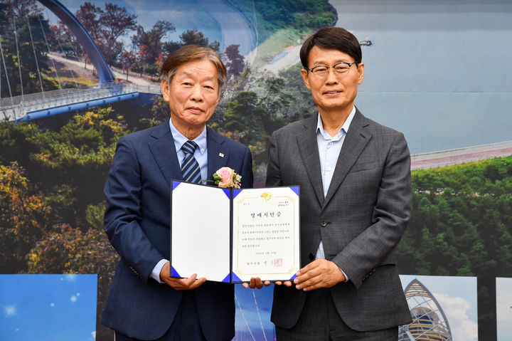 박남서 영주시장이 초대 영주적십자병원장을 역임한 윤여승(왼쪽) 교수에게 '영주시 명예시민증'을 전달하고 있다. (사진=영주시 제공)  *재판매 및 DB 금지