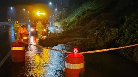 [울산=뉴시스] 박수지 기자 =20일 오후 울산시 북구 신현동 미포산업로에서 사면이 유실돼 긴급복구 작업이 이뤄지고 있다. 2023.09.21. (사진=울산시 제공) photo@newsis.com *재판매 및 DB 금지