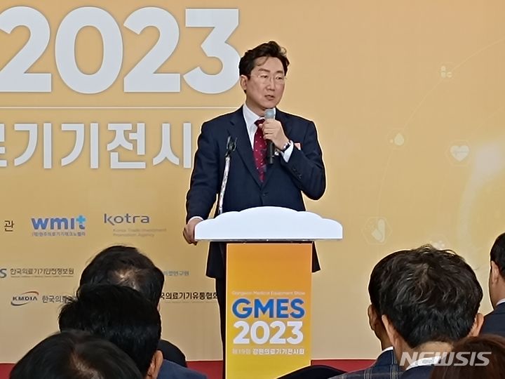 [원주=뉴시스] 김의석 기자 = 21일 오전 강원 원주시 의료기기종합지원센터 상설전시장에서 국내 의료 산업 대표 전시회인 강원의료기기전시회 개막식이 열린 가운데 원강수 시장이 전시회의 성공을 기원하며 축사를 하고 있다. 제 19회 강원의료기기전시회 GMES 2023은 이달 21~22일 원주테크노밸리 내 상설전시장에서 의료산업 발전과 해외바이어 상담을 통한 기업 판로 확대 , 첨단 의료 강국 도약 등을 목표로 열린다. 2023.09.21. cw32784@newsis.com